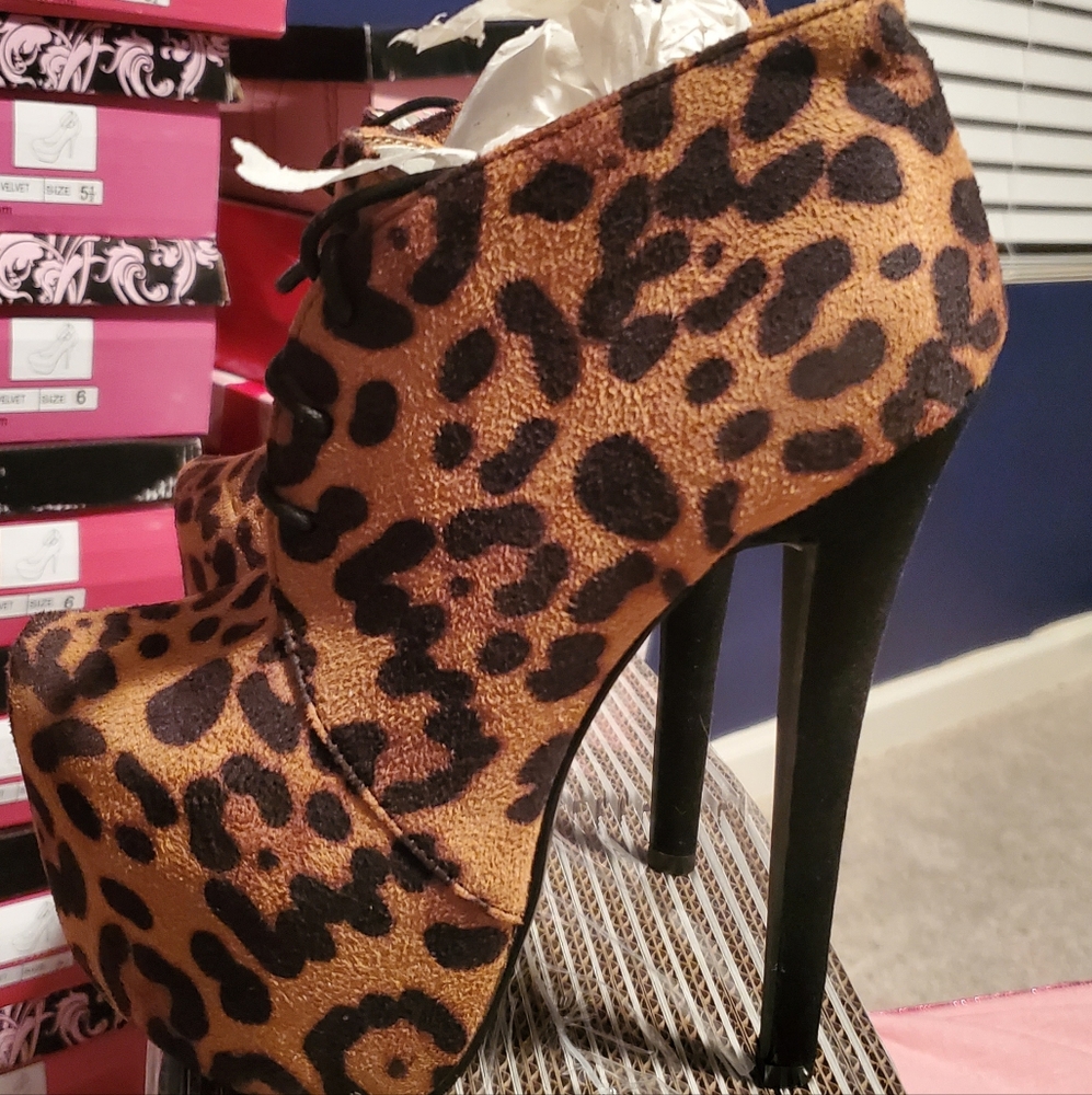 Glaze brand leporad print heels